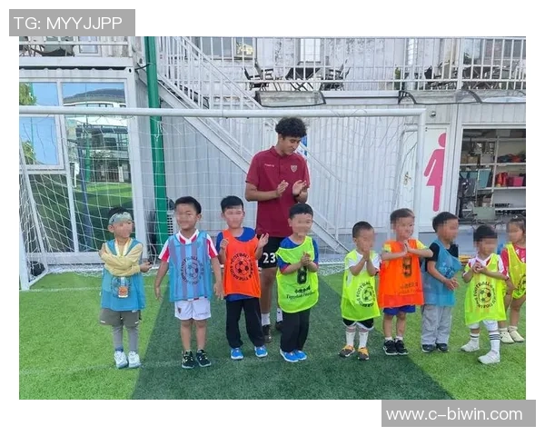 小学足球动作教学探索与实践提升学生运动技能与团队合作精神